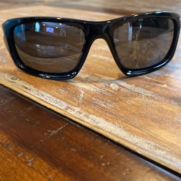 NWOT WOMENS OAKLEY POLARIZED SUNGLASSES - Picture 2 of 7